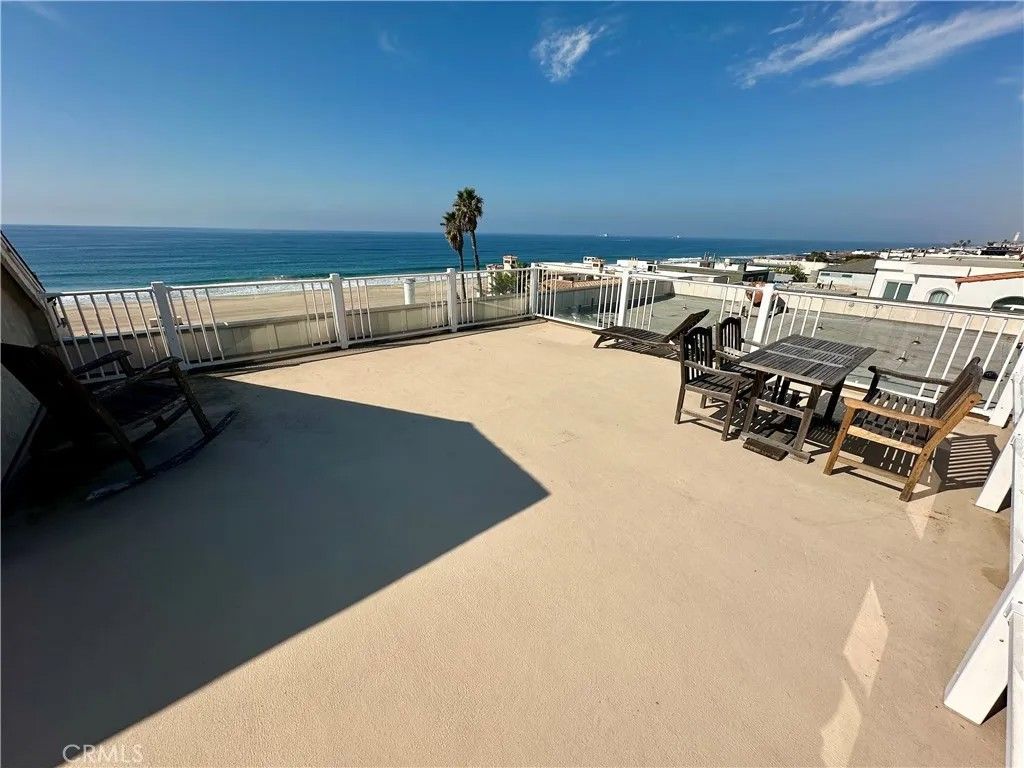 Photo of 122 15th Street, Manhattan Beach, CA 90266 (MLS # SB25251885)
