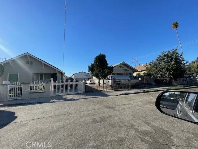 1656-16581 E 61st