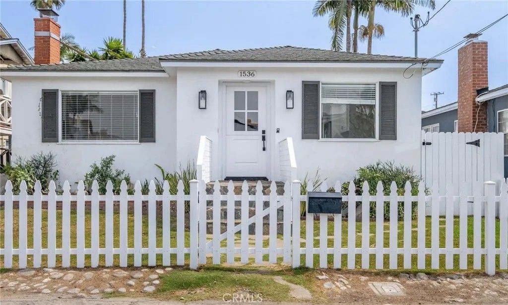 Photo of 1536 Bonnie Brae St, Hermosa Beach, CA 90254 (MLS # SB26070429)