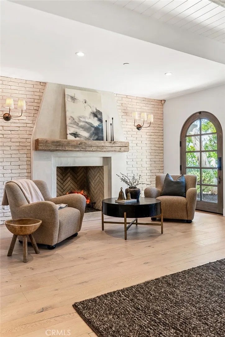 1807 Newport Hills East