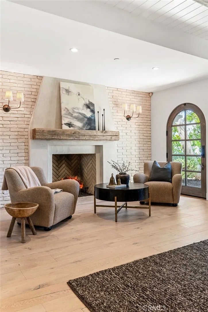 1807 Newport Hills East