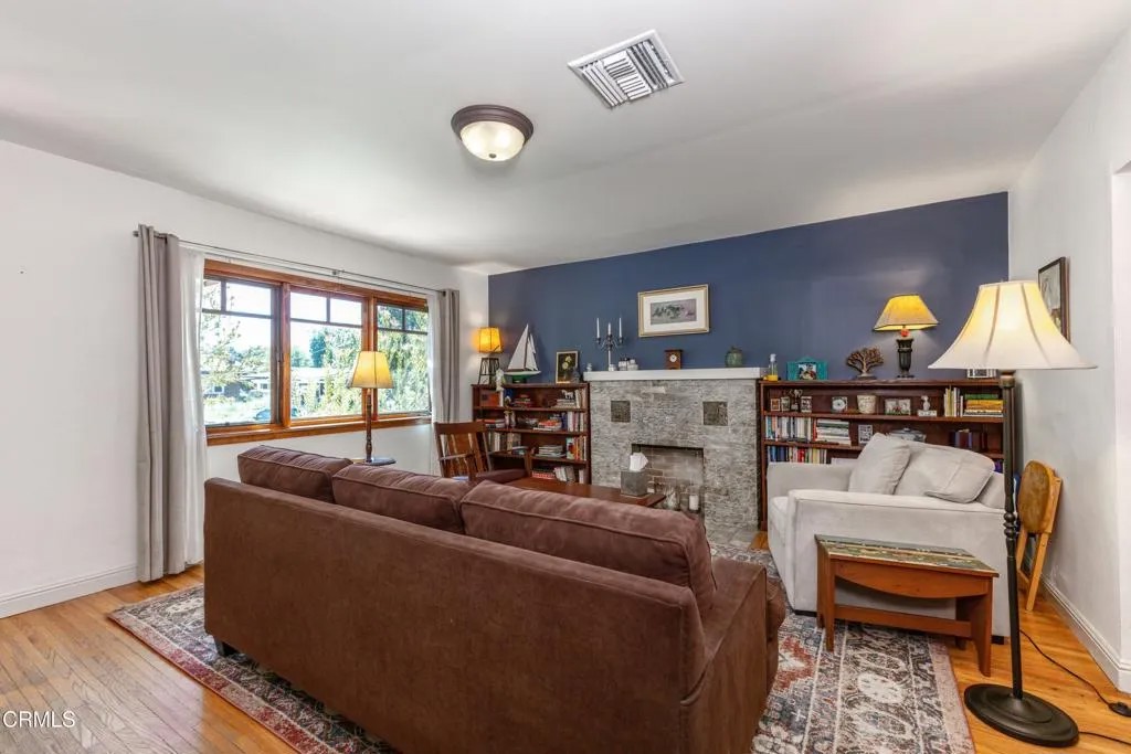1085 N Mar Vista Avenue