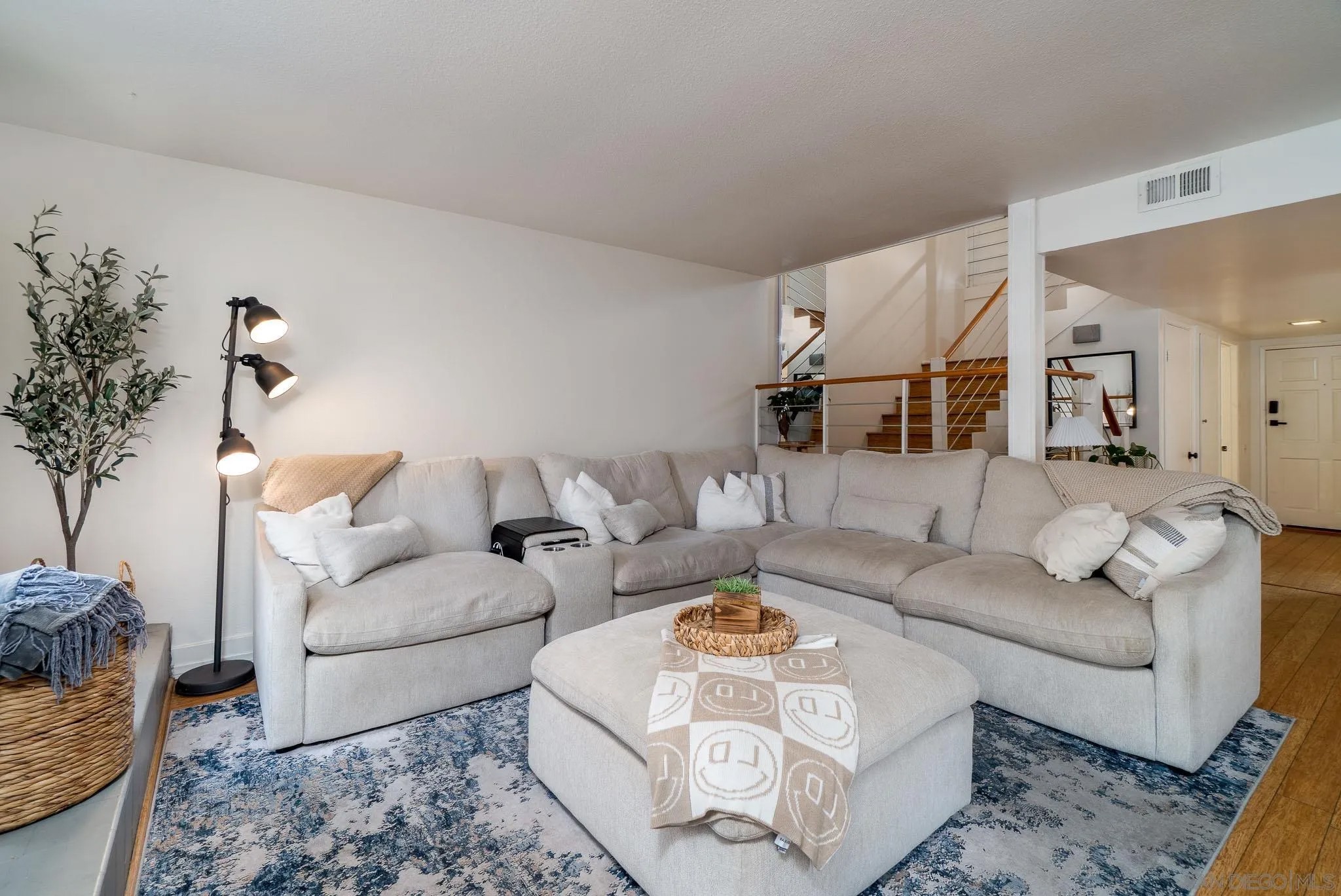 3290 Loma Riviera Dr