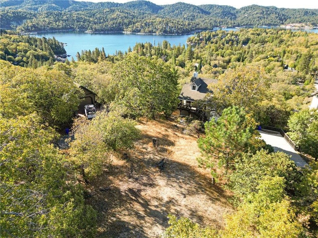 Photo of 28731 Bryce Dr, Lake Arrowhead, CA 92352 (MLS # IG25246130)