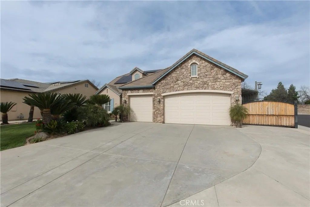 Photo of 3357 Buckingham Ave, Clovis, CA 93619 (MLS # FR26038635)