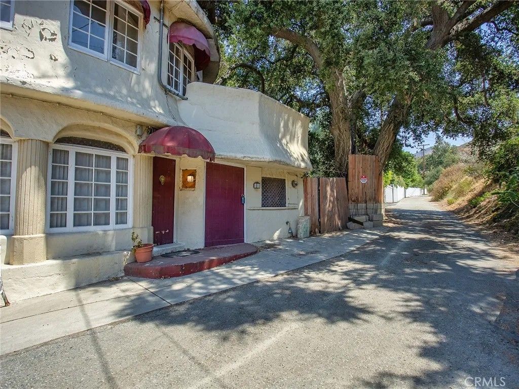 Photo of 8618 La Tuna Canyon Road, Sun Valley, CA 91352 (MLS # BB26002107)