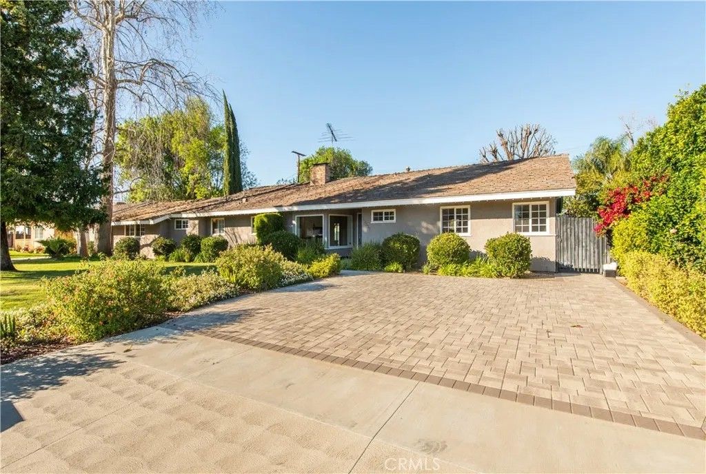 Photo of 22537 Friar Street, Woodland Hills, CA 91367 (MLS # SR26028538)