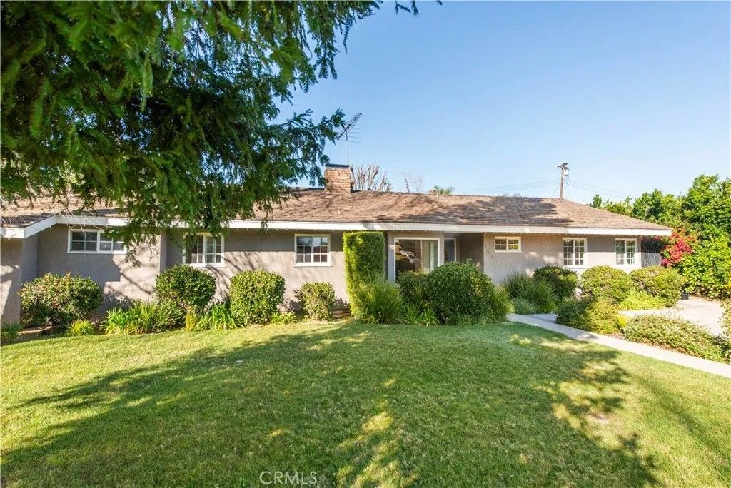 Photo of 22537 Friar Street, Woodland Hills, CA 91367 (MLS # SR26028538)