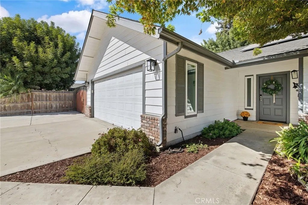2632 E Paradise