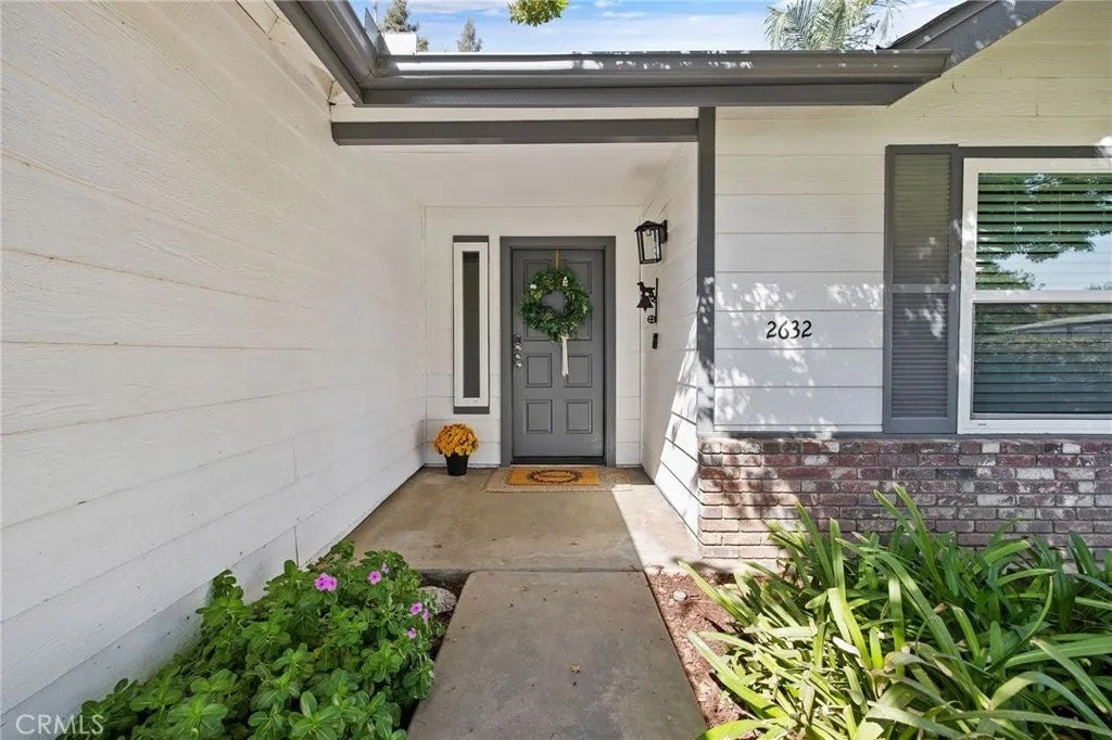 2632 E Paradise