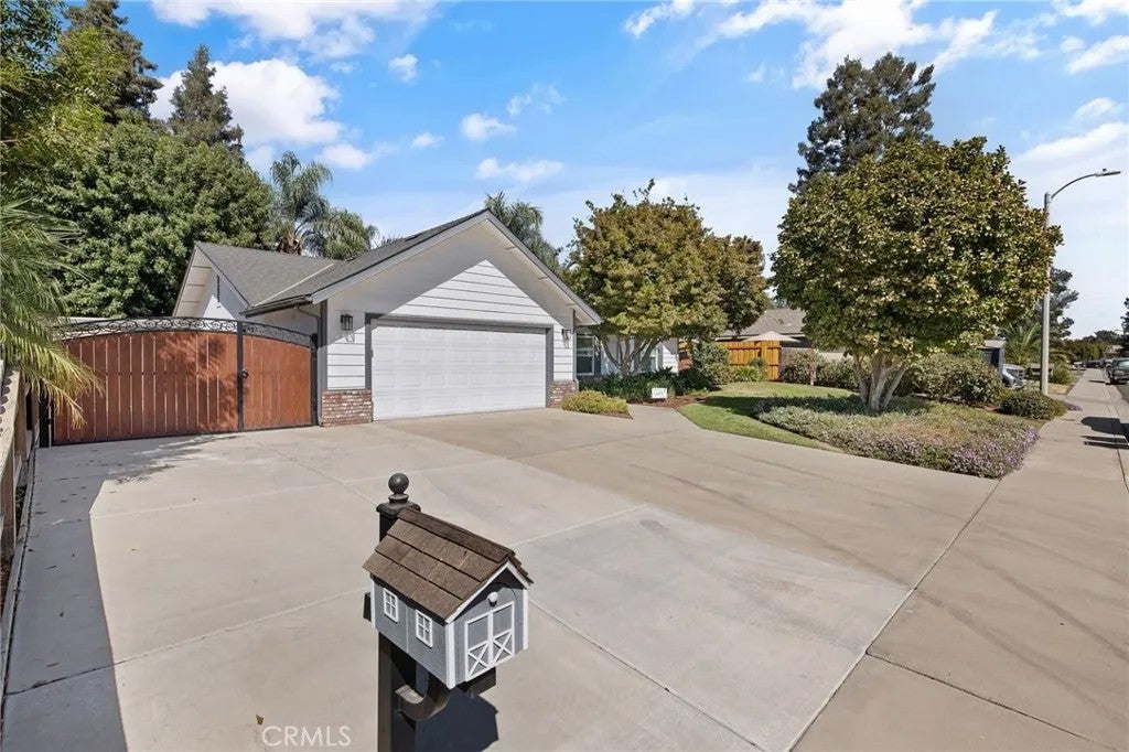 2632 E Paradise