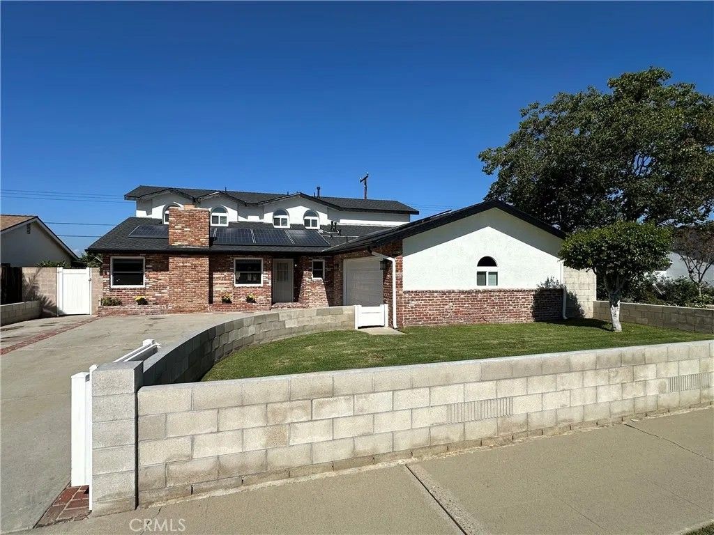 Photo of 2331 E Adams Ave, Orange, CA 92867 (MLS # OC26000084)