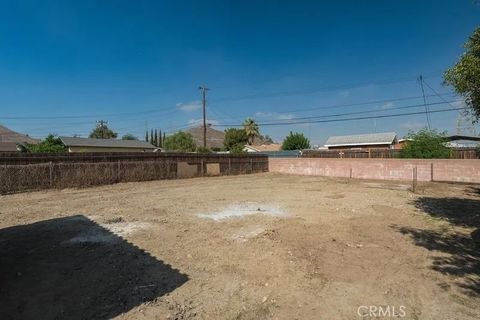 Tiny photo for 18222 10th St, Bloomington, CA 92316 (MLS # CV25244232)