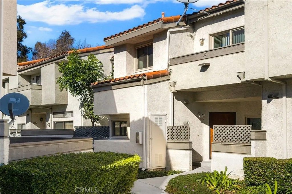 Photo of 32 Willowcrest Ln, Pomona, CA 91766 (MLS # AR26006978)