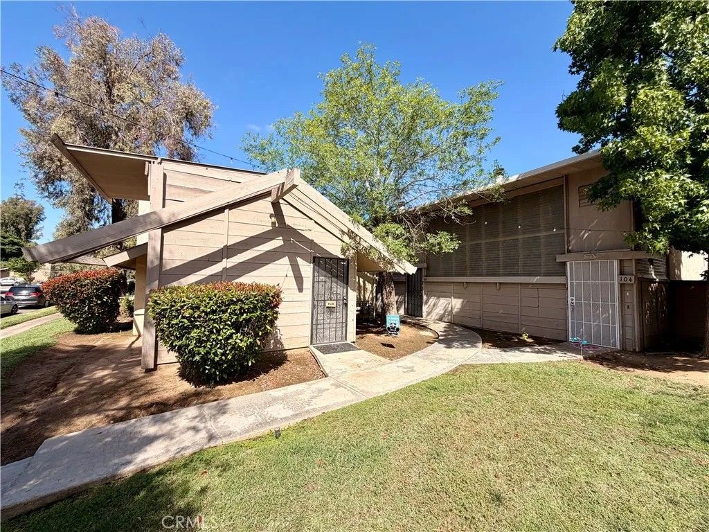 Photo of 366 E El Paso Avenue, Fresno, CA 93720 (MLS # FR26092282)