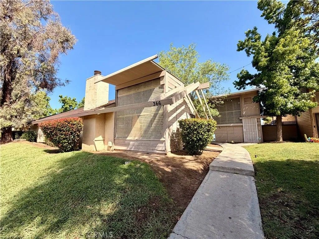 Photo of 366 E El Paso Avenue, Fresno, CA 93720 (MLS # FR26092282)