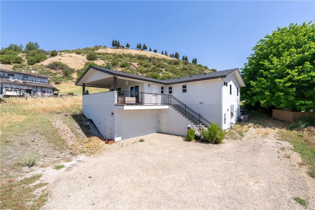9755 Las Lomas