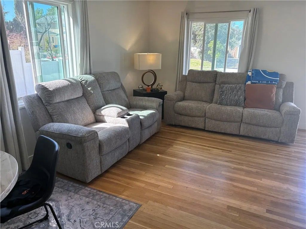 Photo of 5746 Zelzah Ave, Encino, CA 91316 (MLS # SR26048043)