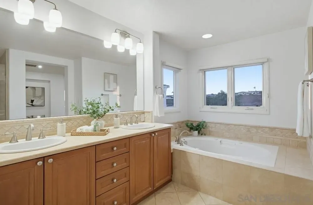 La Jolla, California 92037, United States, 3 Bedrooms Bedrooms, ,3 BathroomsBathrooms,Residential,Active,254419