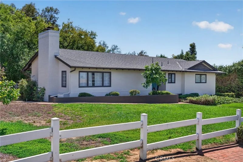 636 E Mariposa