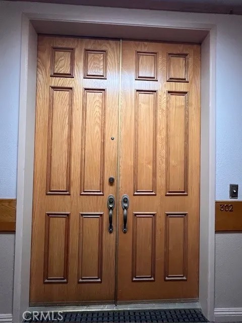 622 S Barrington 302