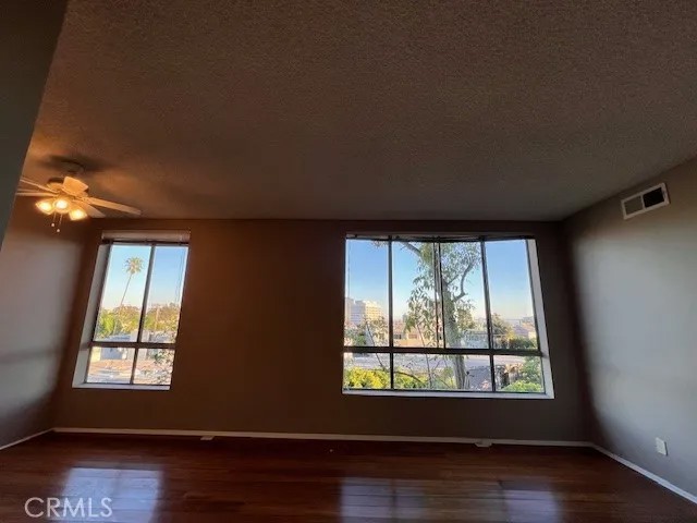 622 S Barrington 302