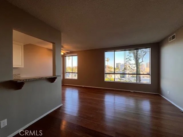 622 S Barrington 302