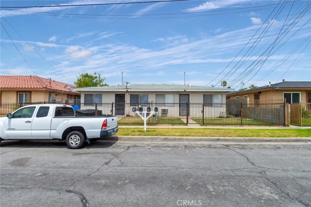Photo of 412 W Ramona Dr, Rialto, CA 92376 (MLS # CV26106598)