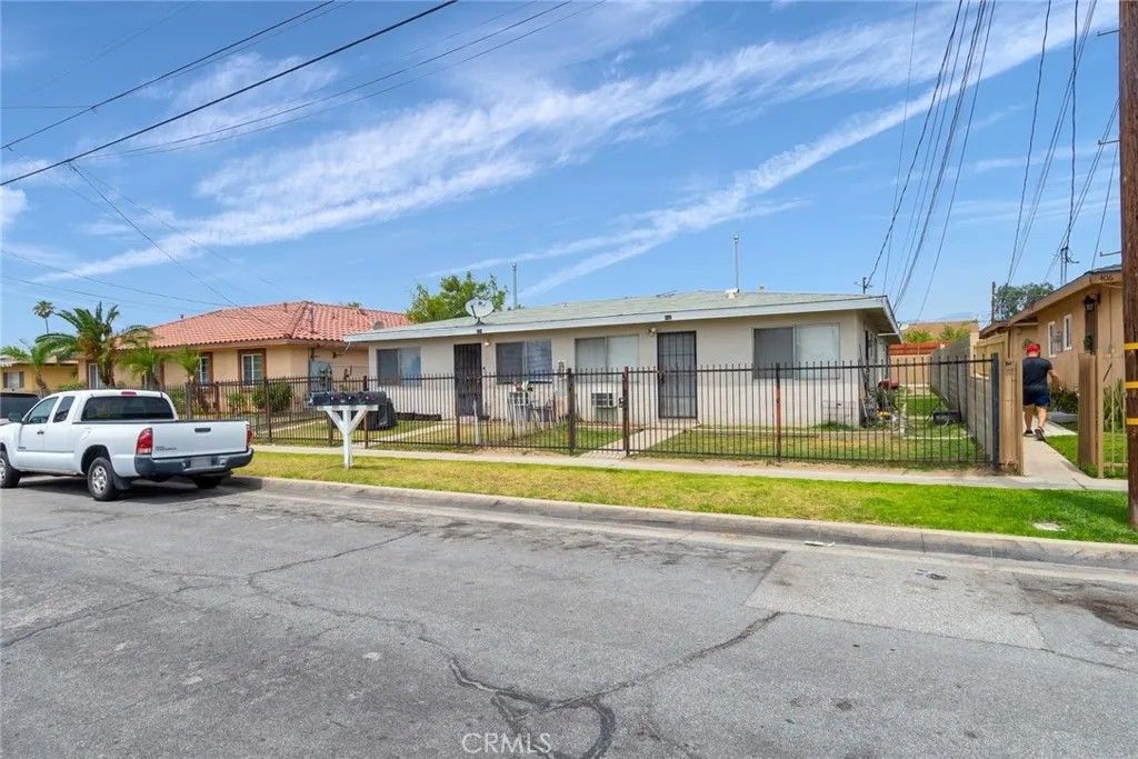 Photo of 412 W Ramona Dr, Rialto, CA 92376 (MLS # CV26106598)
