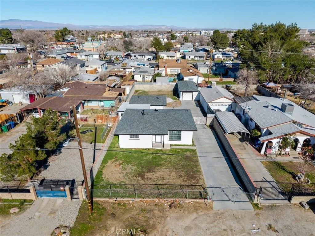 Photo of 925 W Oldfield Street, Lancaster, CA 93534 (MLS # SR25280630)