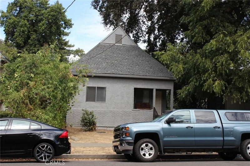 824 W 1st Street
