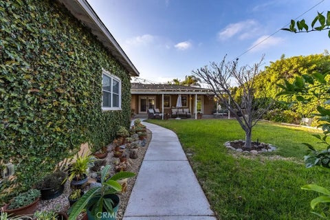 Photo of 1121 Vista Way, Oceanside, CA 92054 (MLS # HD26091113)
