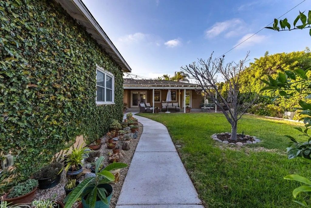 Photo of 1121 Vista Way, Oceanside, CA 92054 (MLS # HD26091113)