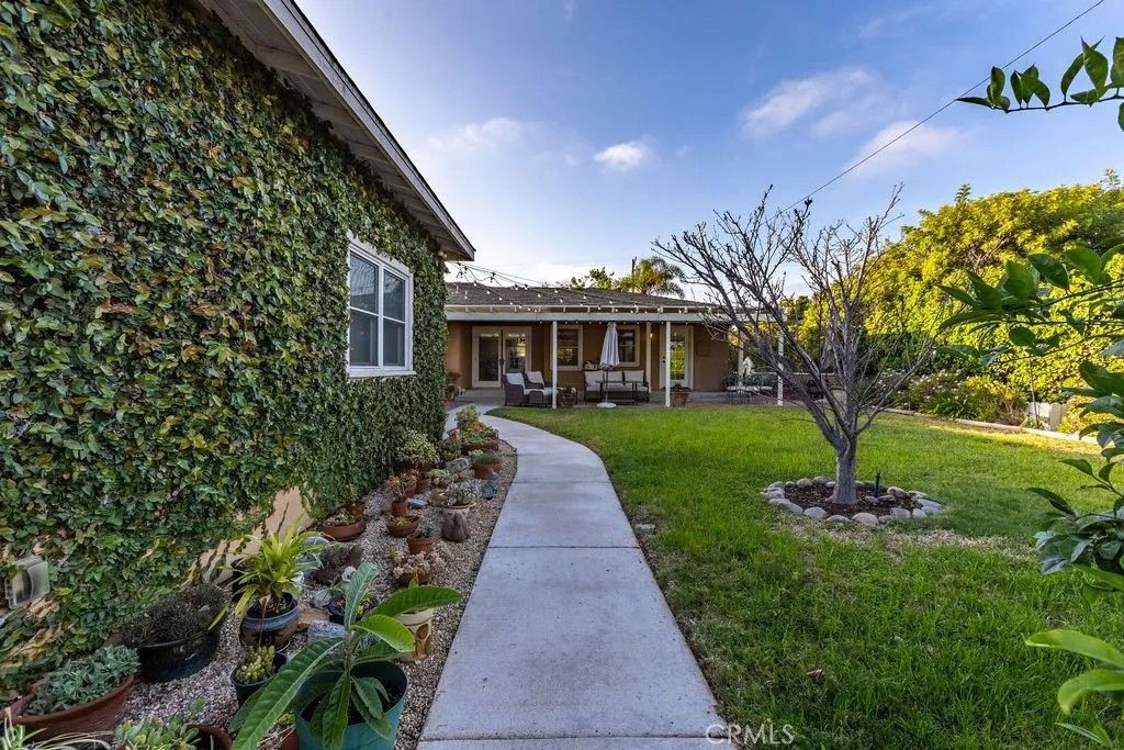 Photo of 1121 Vista Way, Oceanside, CA 92054 (MLS # HD26091113)