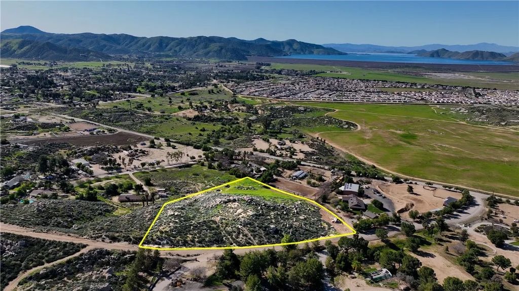 Photo of 27 Starlight Mesa, Hemet, CA 92544 (MLS # SW26027397)