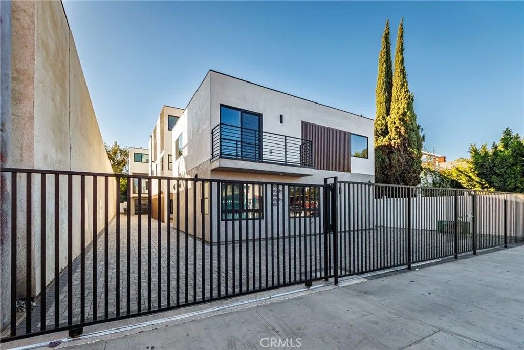 Photo of 1859 Crenshaw Boulevard #1/2, Los Angeles, CA 90019 (MLS # BB25282392)