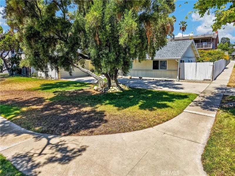 1215 Dickenson