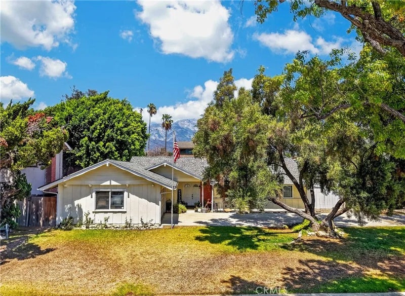 1215 Dickenson