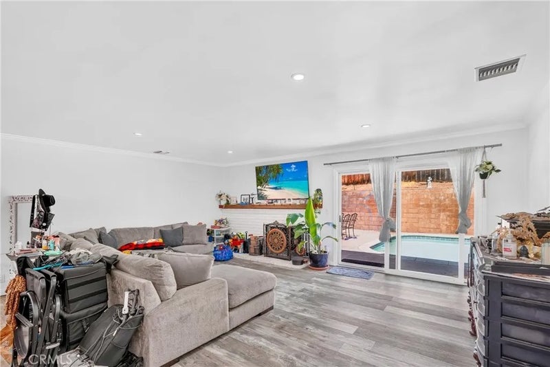 1215 Dickenson