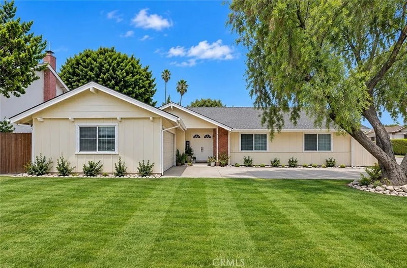 1215 Dickenson