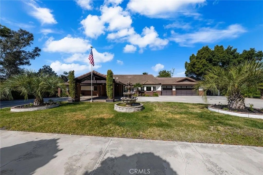 Photo of 2465 Via Oeste Drive, Fallbrook, CA 92028 (MLS # CV25256495)