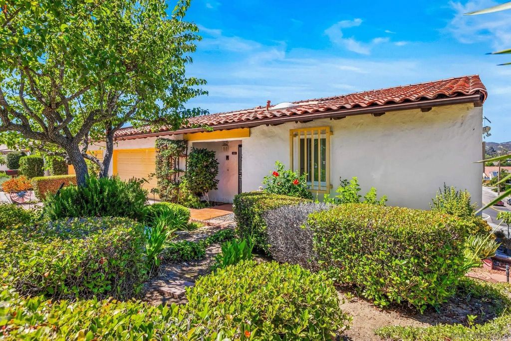 Photo of 1110 San Jacinto Gln, Escondido, CA 92026 (MLS # 250040735)