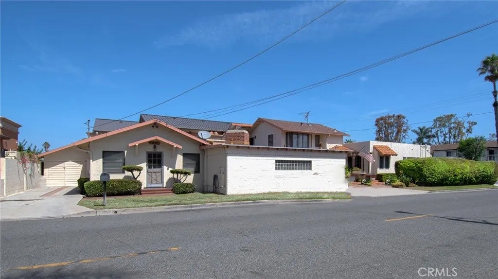 Photo of 2209 Elden Avenue, Costa Mesa, CA 92627 (MLS # LG26160849)
