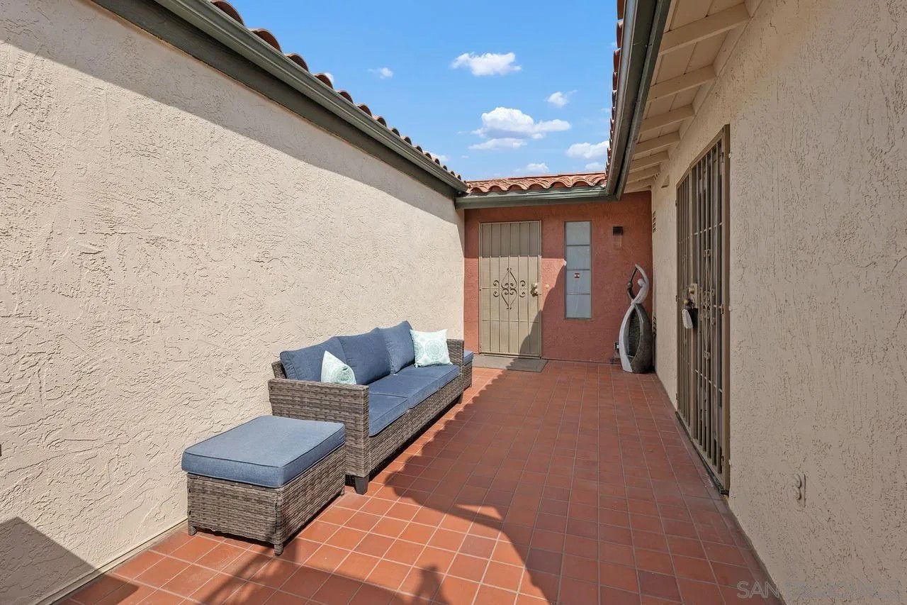 6843 Fashion Hills Blvd