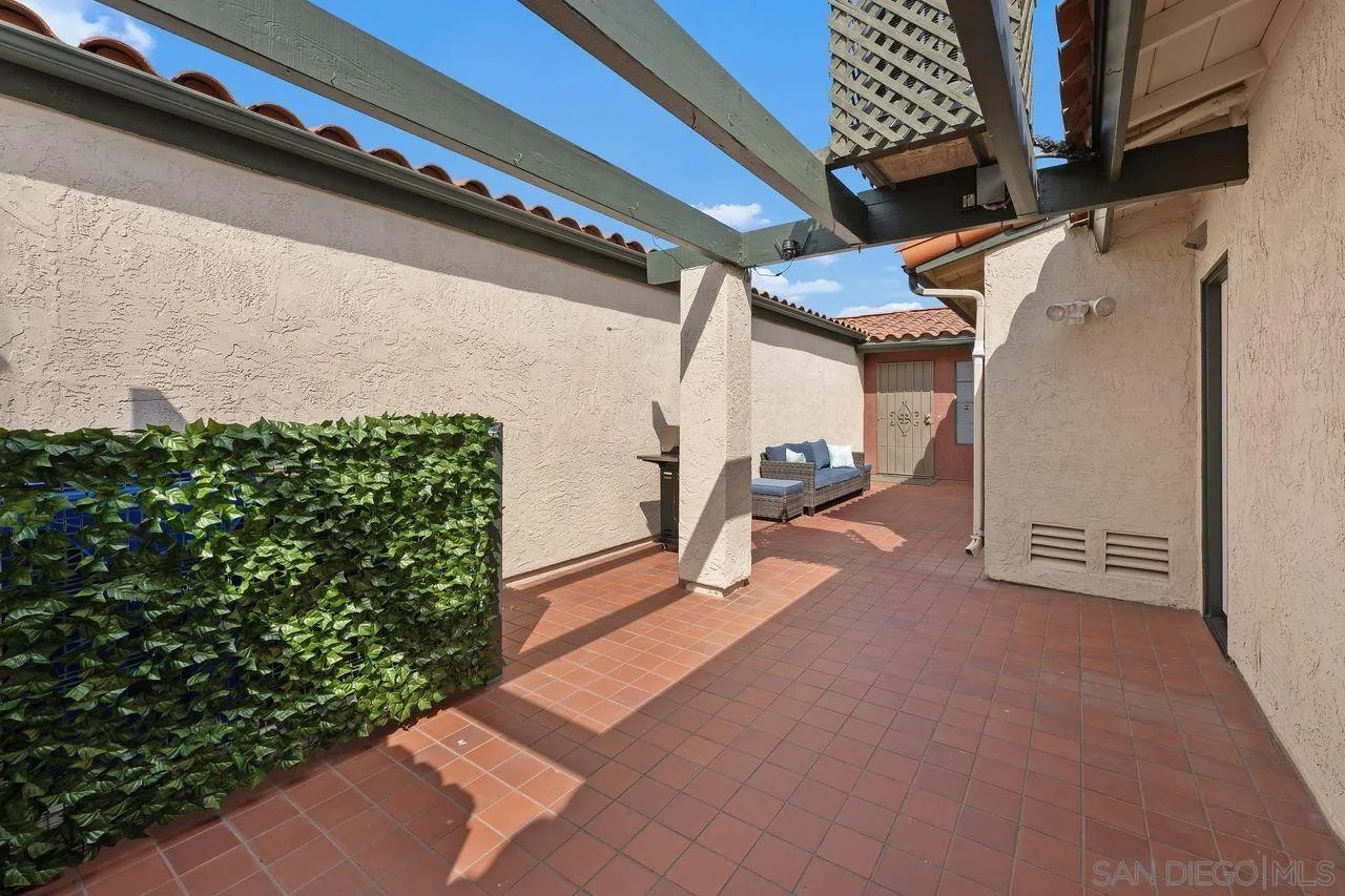 6843 Fashion Hills Blvd