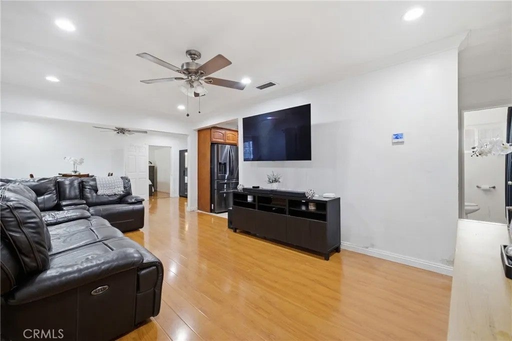 156 E 49th