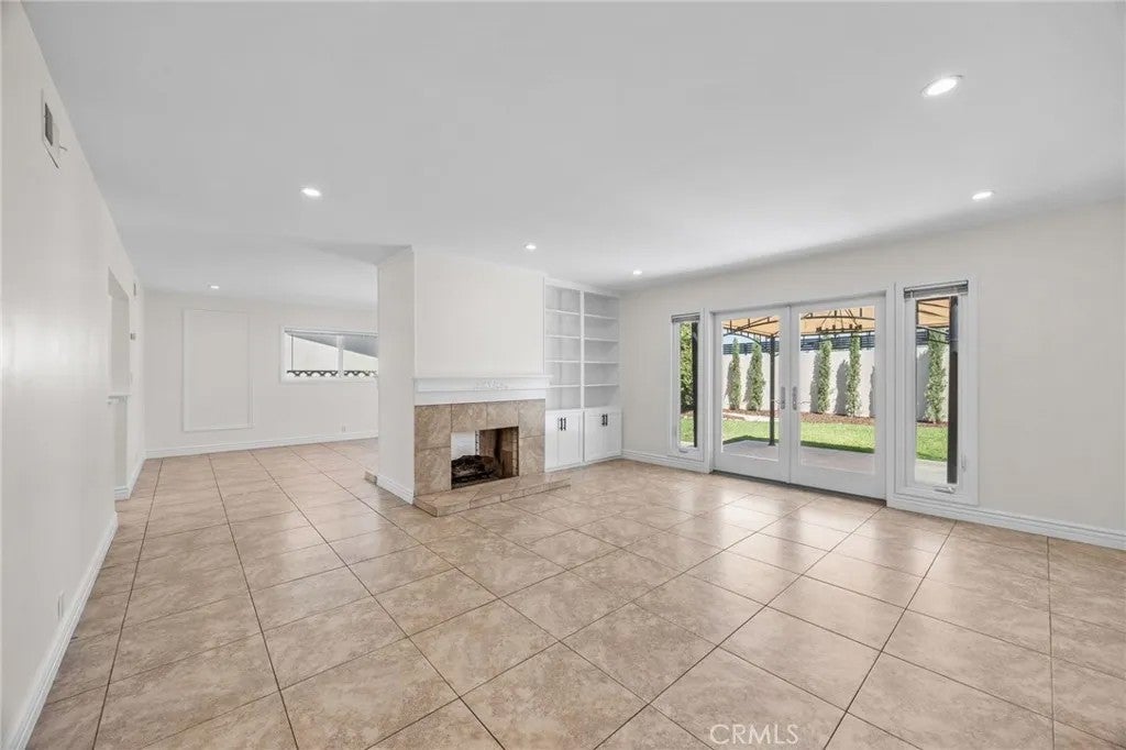 831 E Hoover