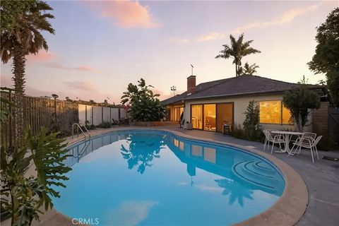 Photo of 4400 Don Zarembo Dr, Baldwin Hills, CA 90008 (MLS # SR25273021)