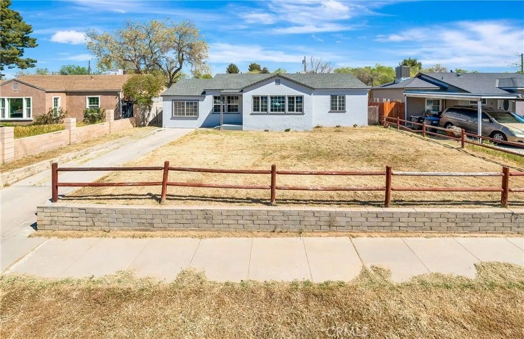 Photo of 44516 Fern Ave, Lancaster, CA 93534 (MLS # SR26066235)