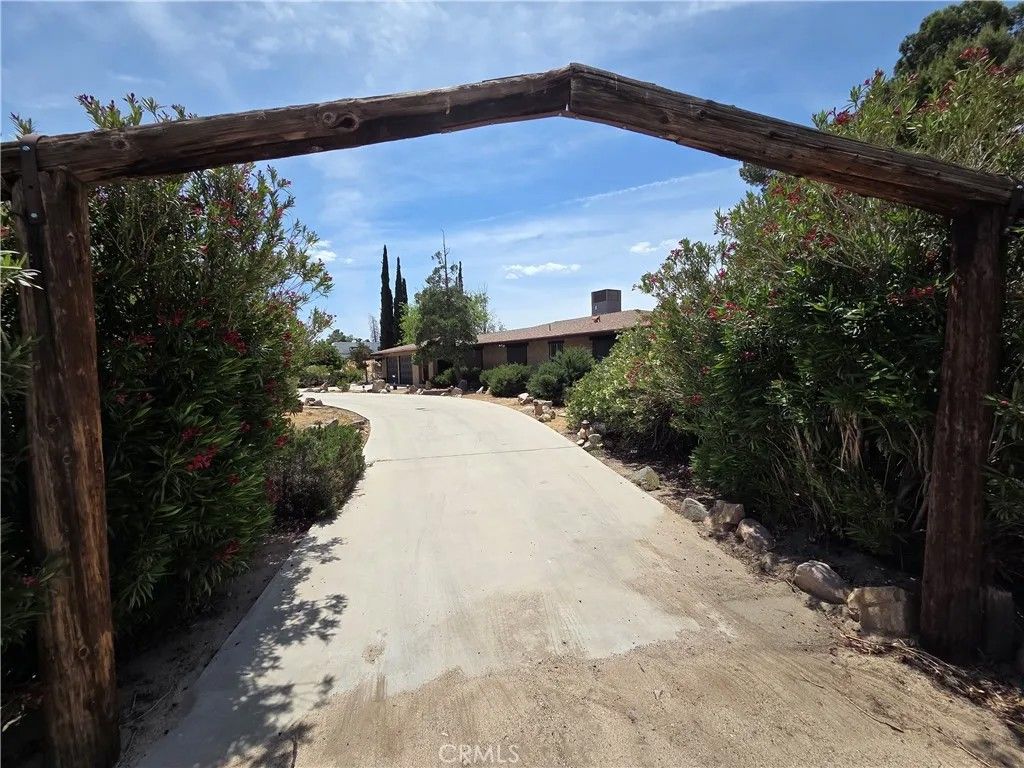 Photo of 19145 Tomahawk Rd, Apple Valley, CA 92307 (MLS # HD26095914)